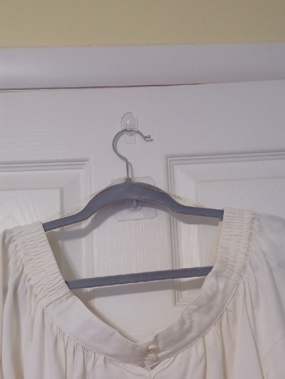 Umgee Sz M, Creamy White Peasant Top with Multicolor Floral Embroidery. - Picture 9 of 11